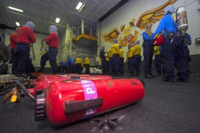 美軍航母紫馬甲列隊(duì)是在干什么?了解甲板戰(zhàn)位知識(shí)太重要了_軍事